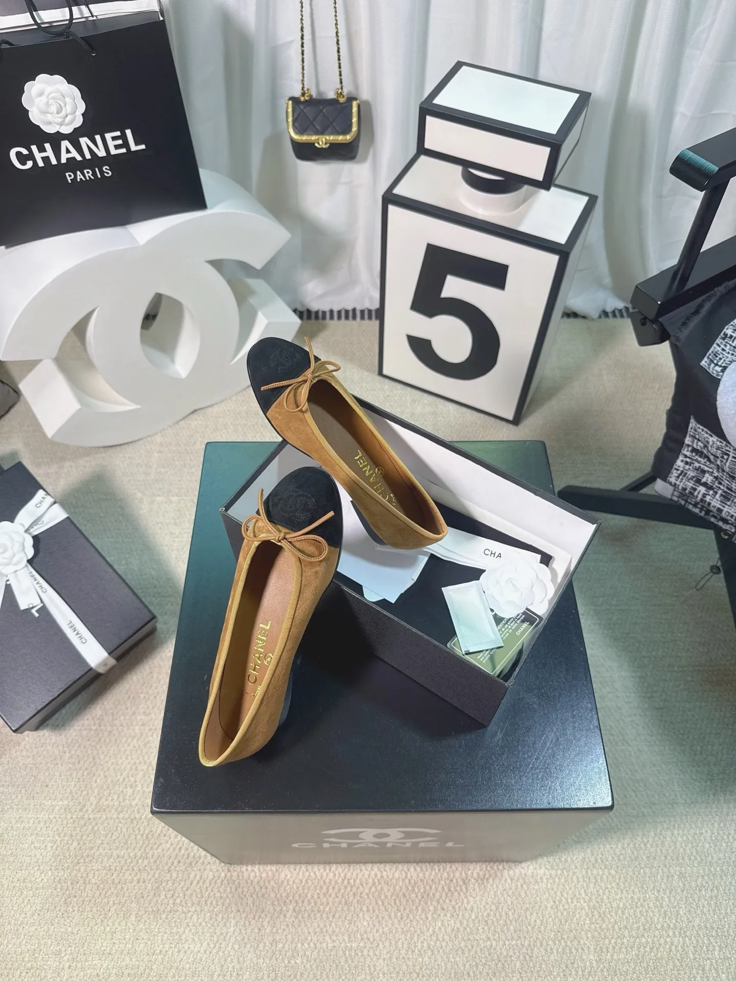 👟👟Ex-factory price 480👟👟 Generation * grade 25s Chanel fragrance is beautiful Maillard color back hollow Sling-back sandals flat/thick heel/high heel Sling-back came out in 1957, and then the two-tone design became a Chanel classic! Very suitable for spring and summer🩰 The two-color design is simple and exquisite, with a square toe and generous temperament. It visually lengthens the leg line. The color of the toe creates a sense of color difference. The back lace design is simple and elegant. It is a classic model that can be worn for hundreds of years. It is worth buying!! Upper: Customized metallic sheepskin. Inner pads: imported sheepskin. Heel height: ballet shoes. Sole: Italian A-grade genuine leather outsole. Size: 35-39 (34.40.41.42.43 is custom-made and non-returnable)
